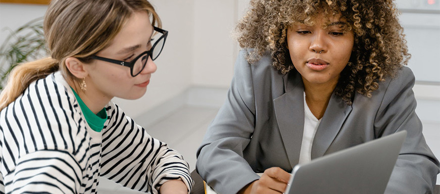 collega's nemen onderzoeksrapport door