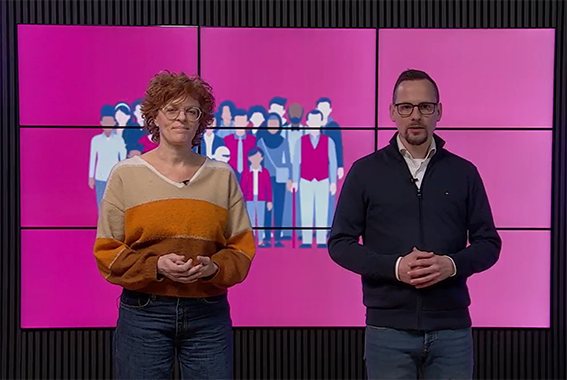Marlies Klooster staat links naast Michiel Haagen voor een roze scherm met daarop een grafische weergave van verschillende mensen