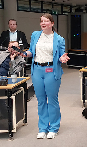 Larissa Klaassen presenteert tijden de roadshow in de raadzaal in Arnhem
