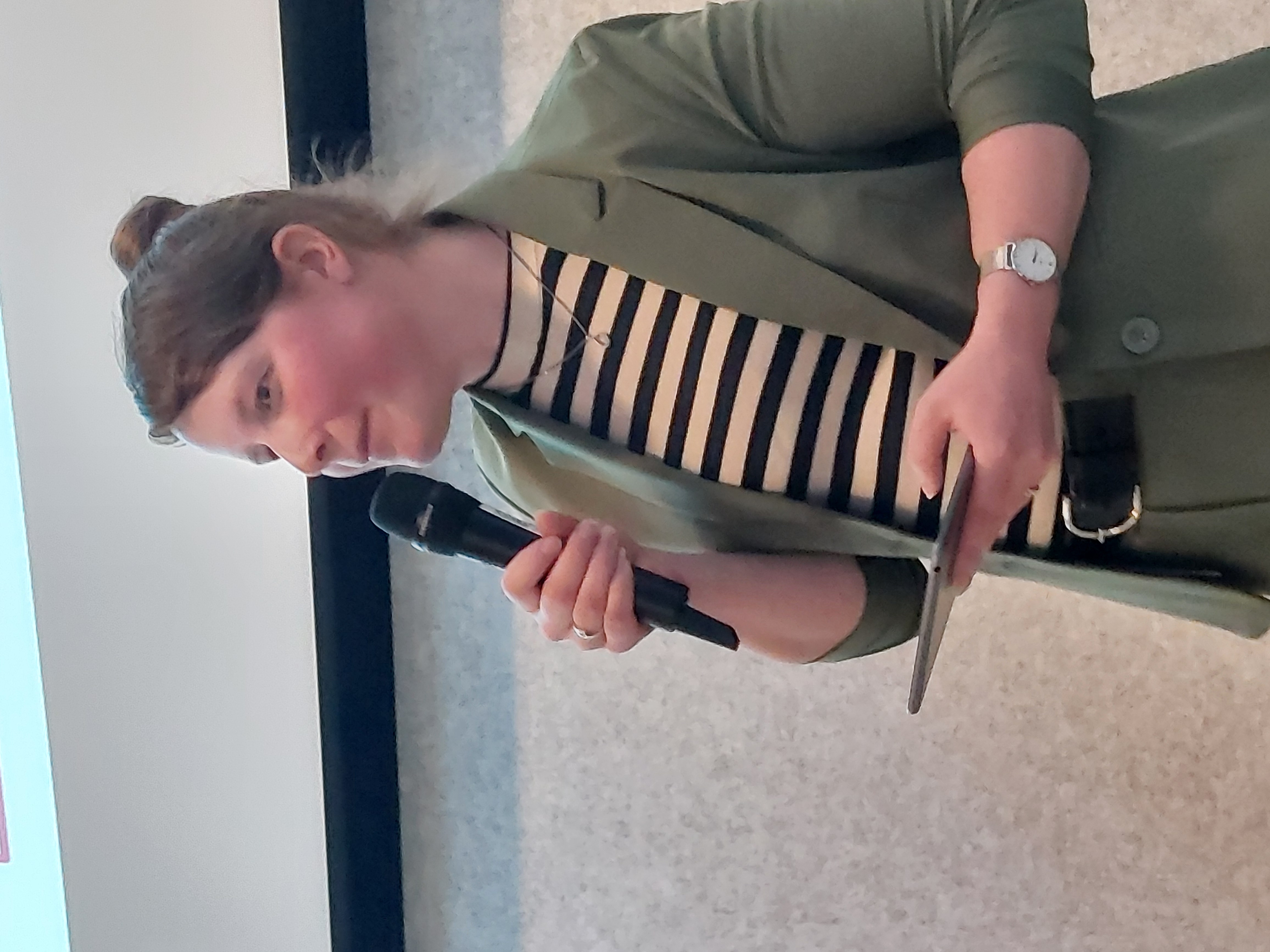 Larissa Klaassen presenteert de roadshow in Utrecht