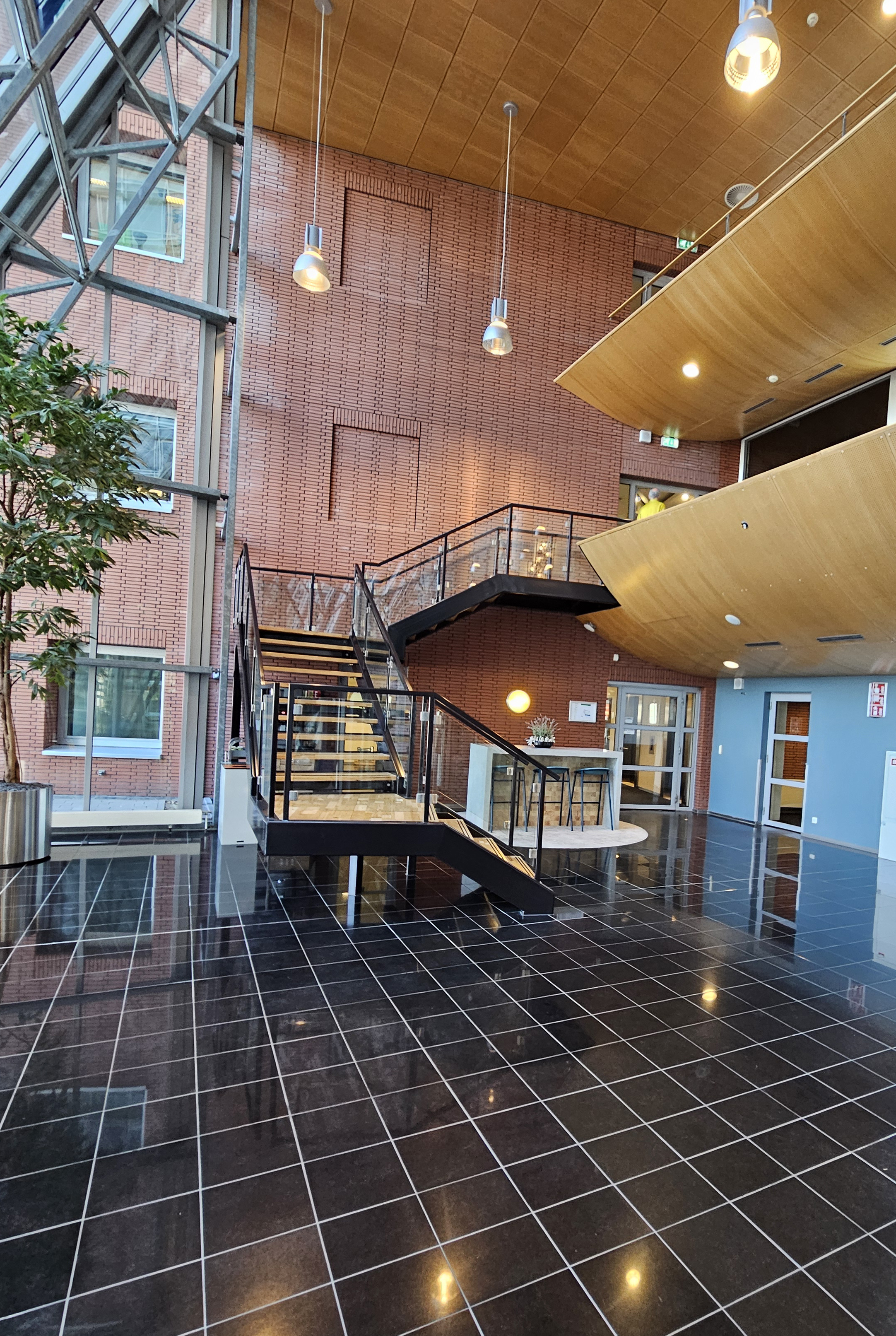 Ontvangsthal SVB kantoor in Utrecht met een trap naar de eerste verdieping