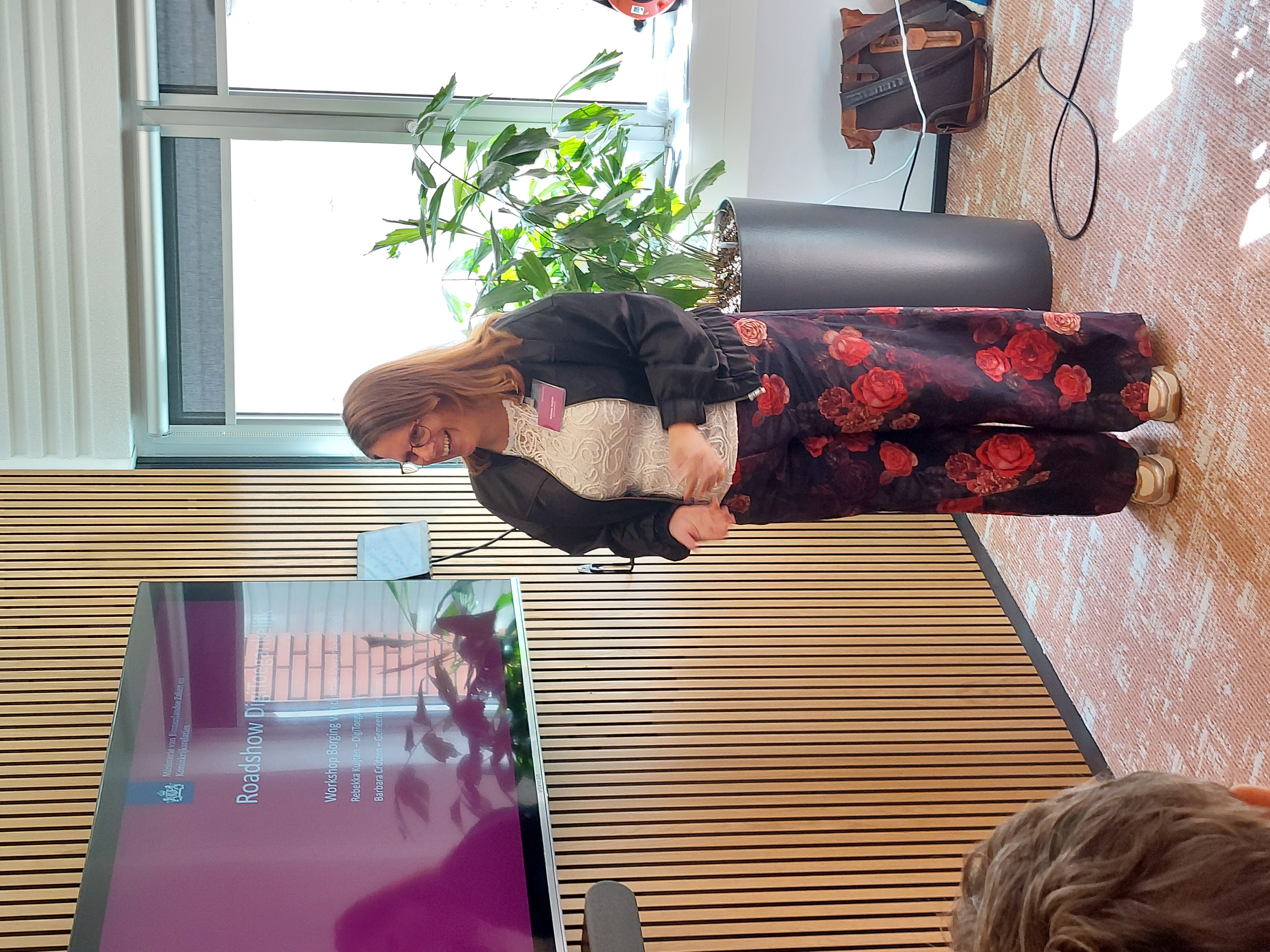 Rebekka staat voor een scherm te presenteren