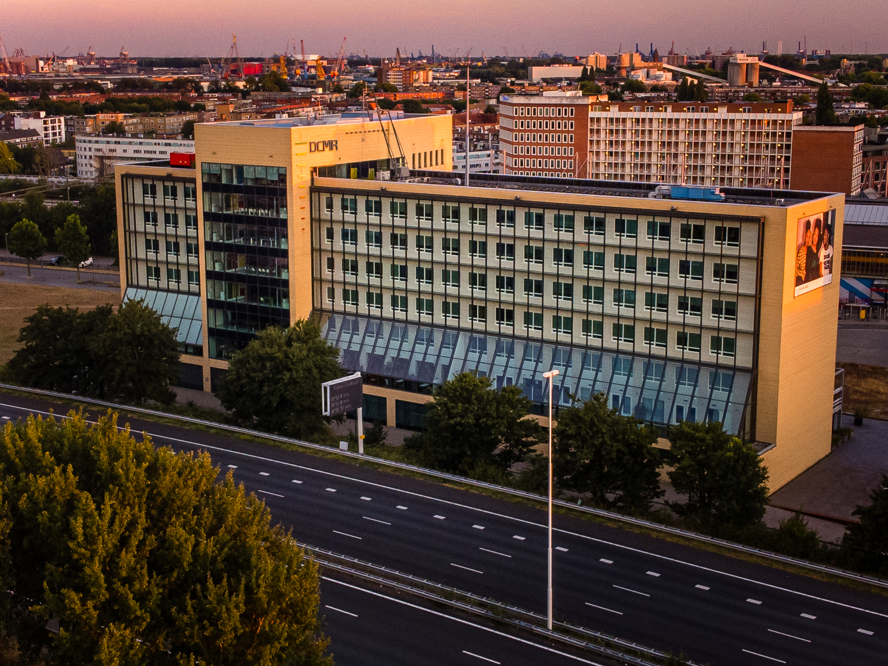 Het kantoorgebouw van DCMR Milieudienst Rijnmond in Schiedam