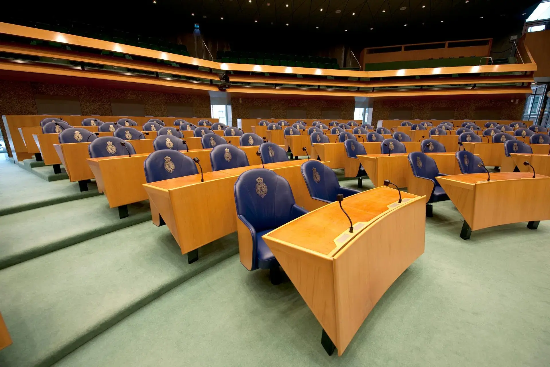 Zijaanzicht plenaire vergaderzaal van de Tweede Kamer.
