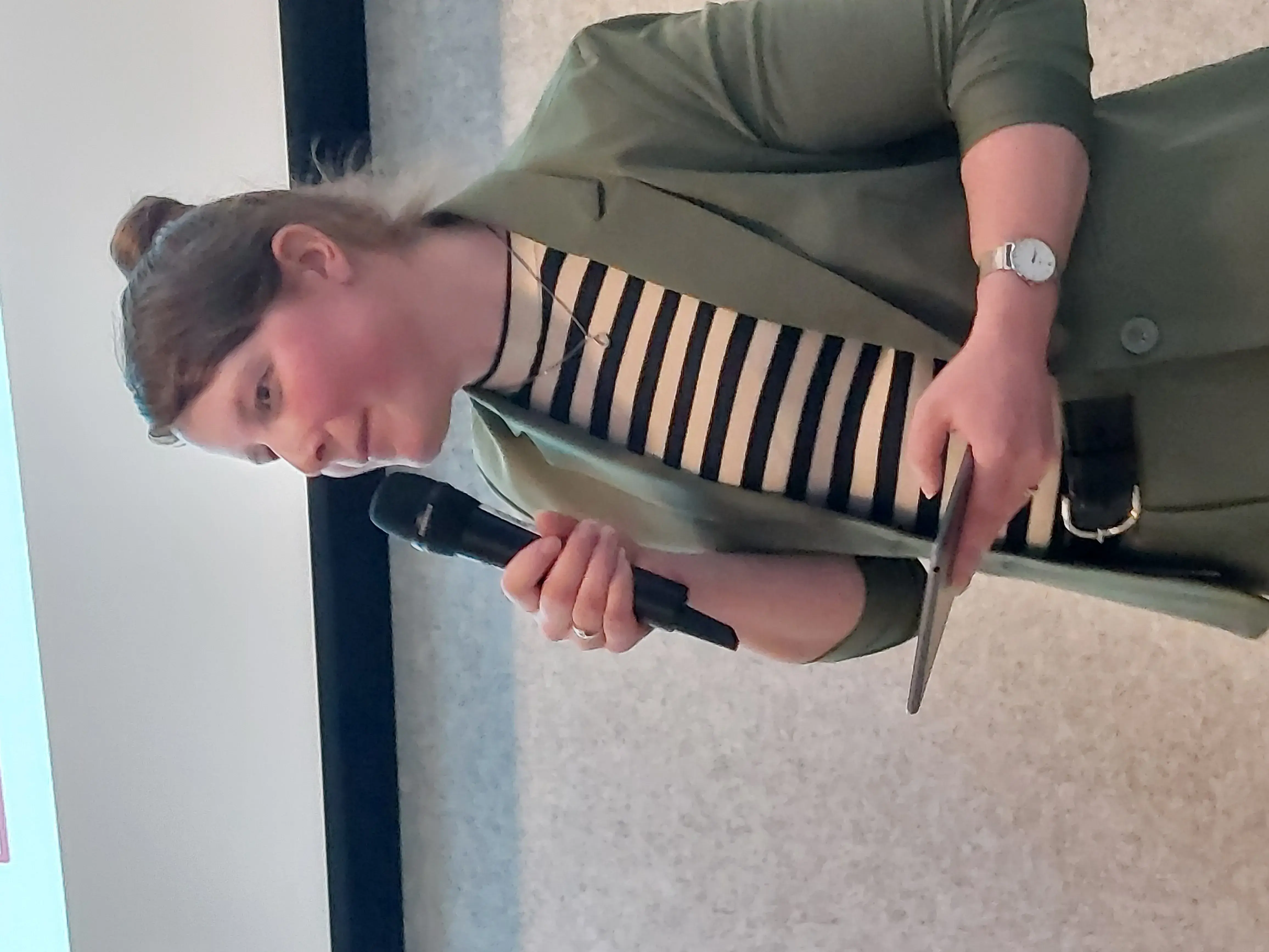 Larissa Klaassen presenteert de roadshow in Utrecht