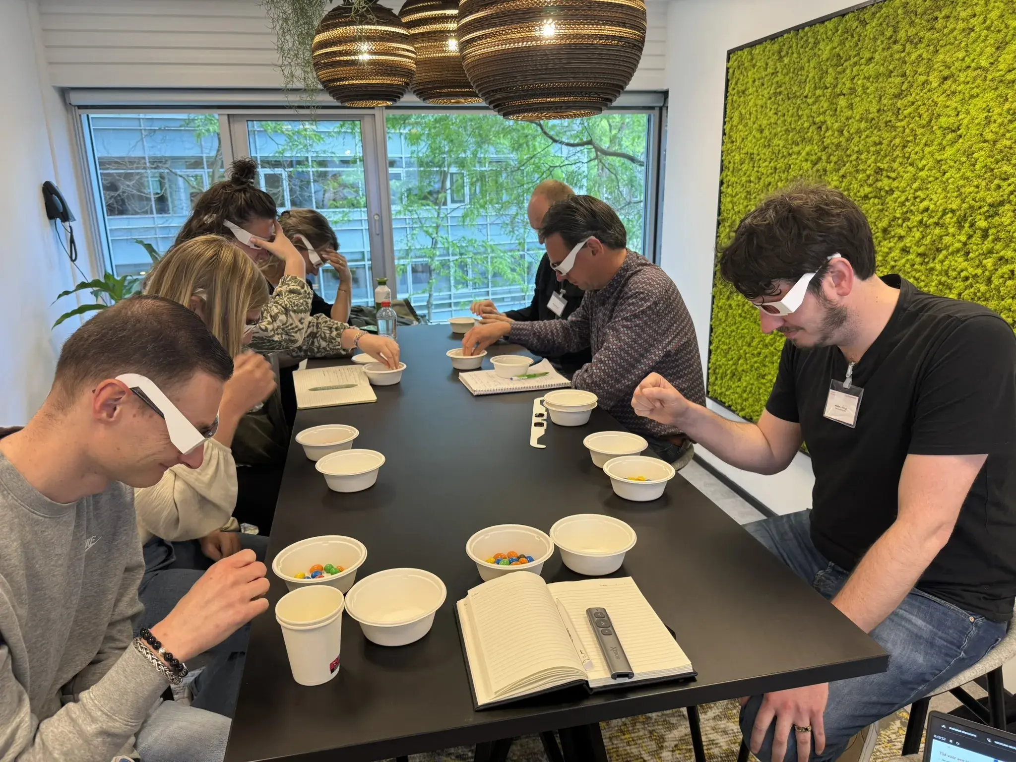 Deelnemers sorteren M&M's met een kleurenbril